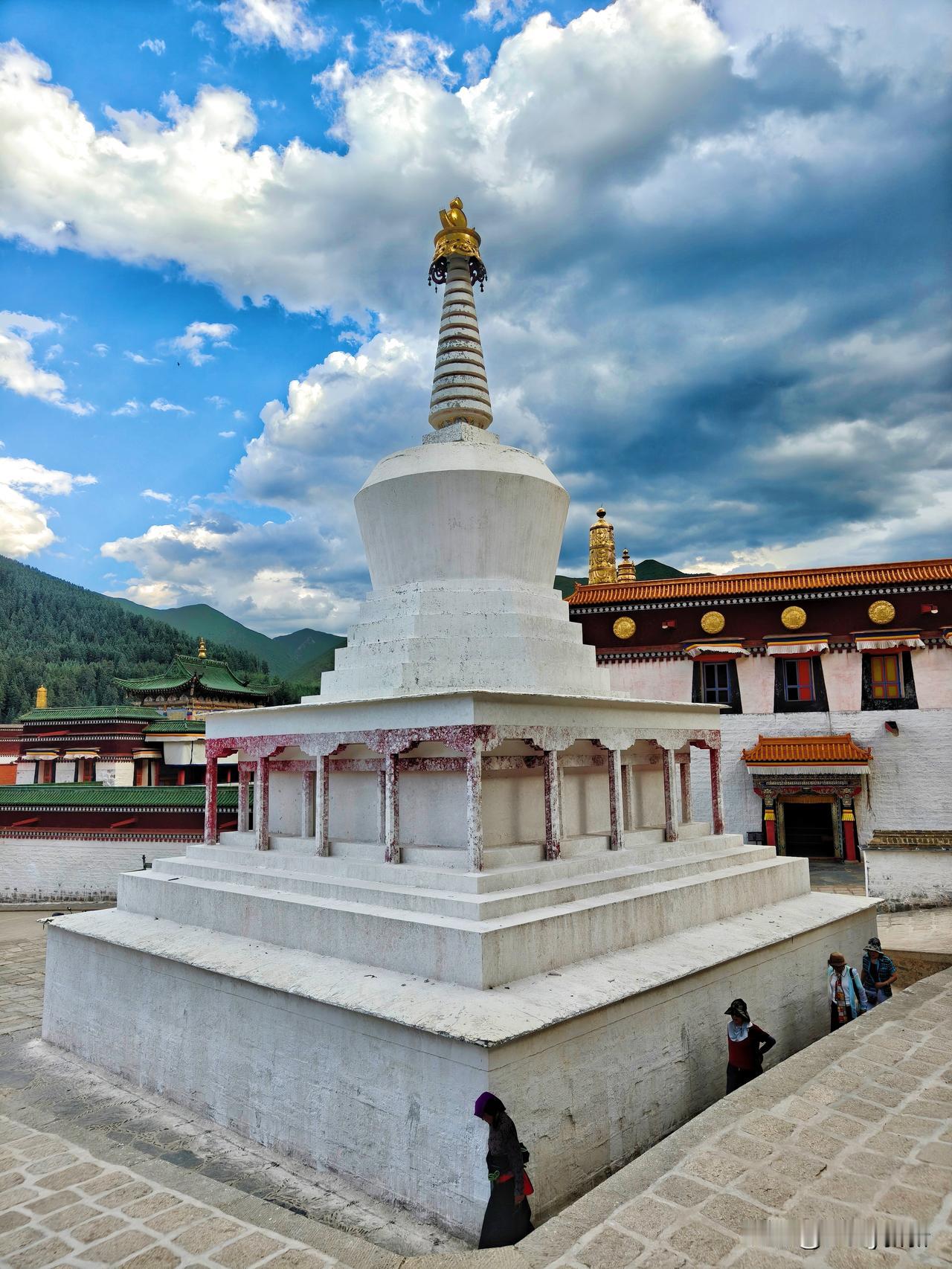 梵音绕夏河，红墙见初心——游甘南拉卜楞寺。
这座坐落于龙山脚下的古寺，始建于清康