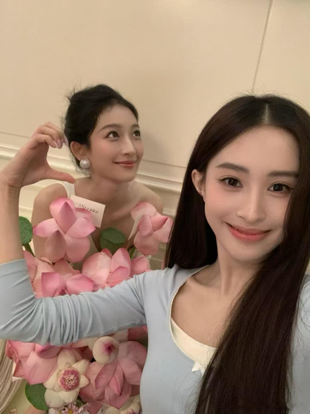 心动的信号[超话]心动的信号海风加持氛围感，不经意的肢体触碰，藏着没说出口的小心