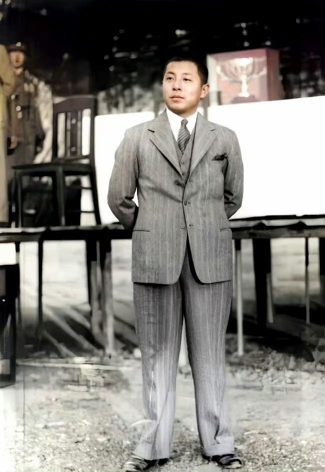 1930年张学良在南京的留影，此时的他西装革履，意气风发。这张照片拍摄时，张学良
