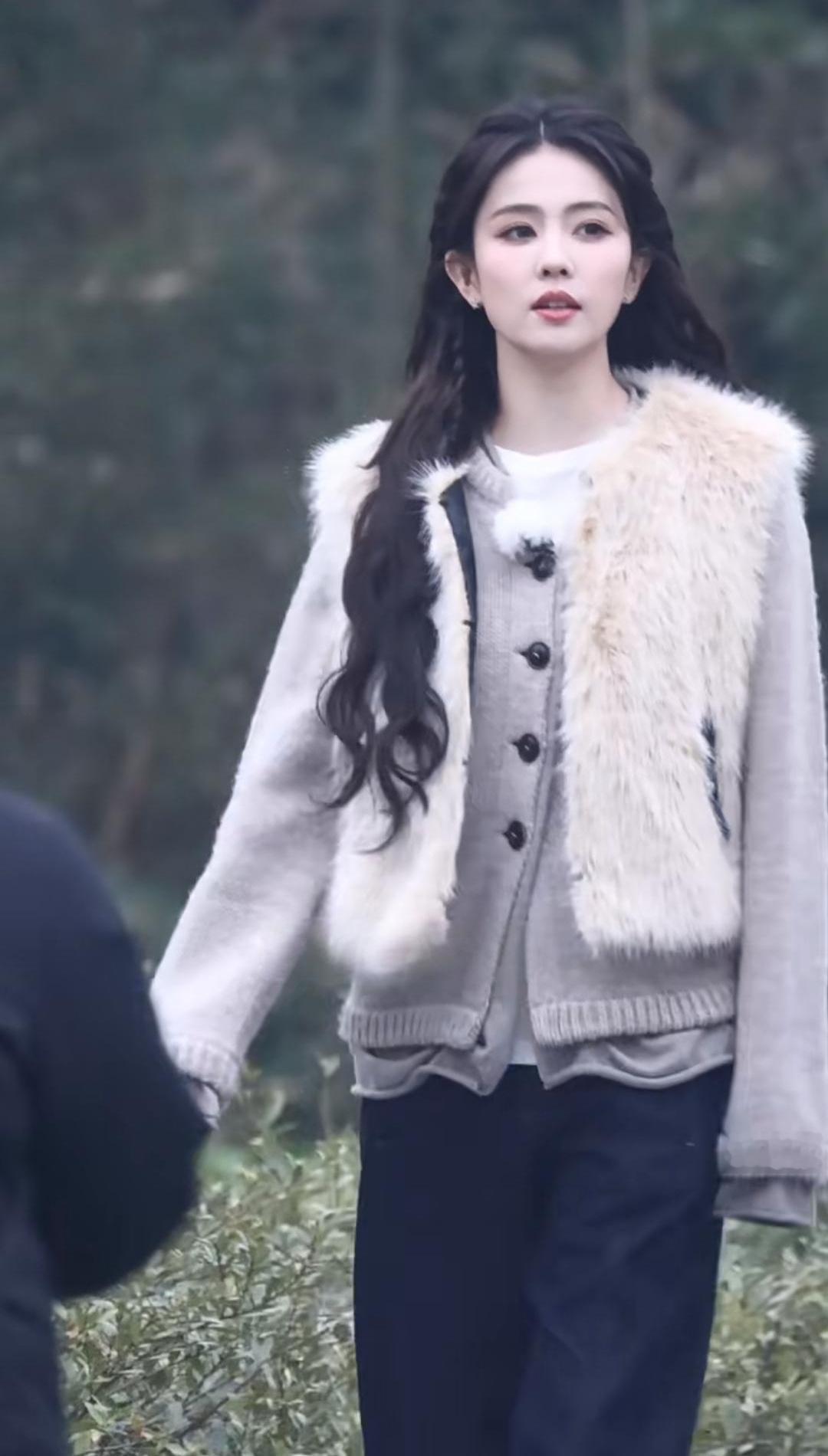 白鹿换装了，比上午暖和多了白鹿王鹤棣范丞丞宇闪合体