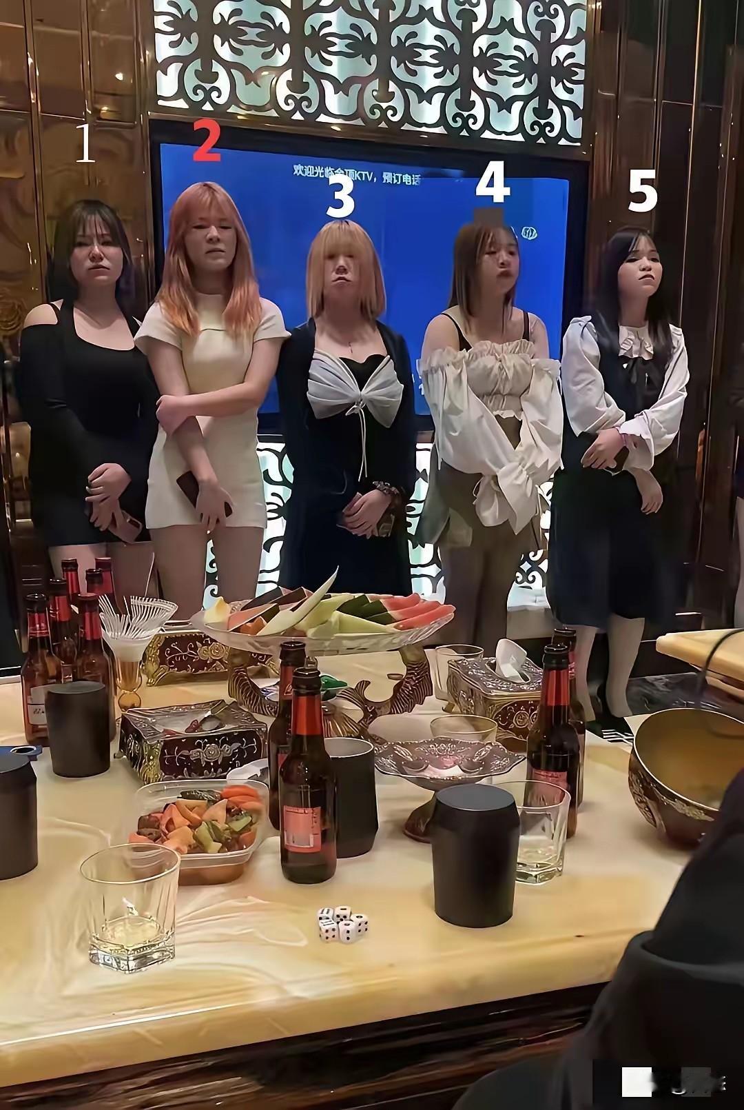 KTV小姐姐，你们怎么看呢？感觉都很有自己的特色。这是正规的KTV！

KTV主