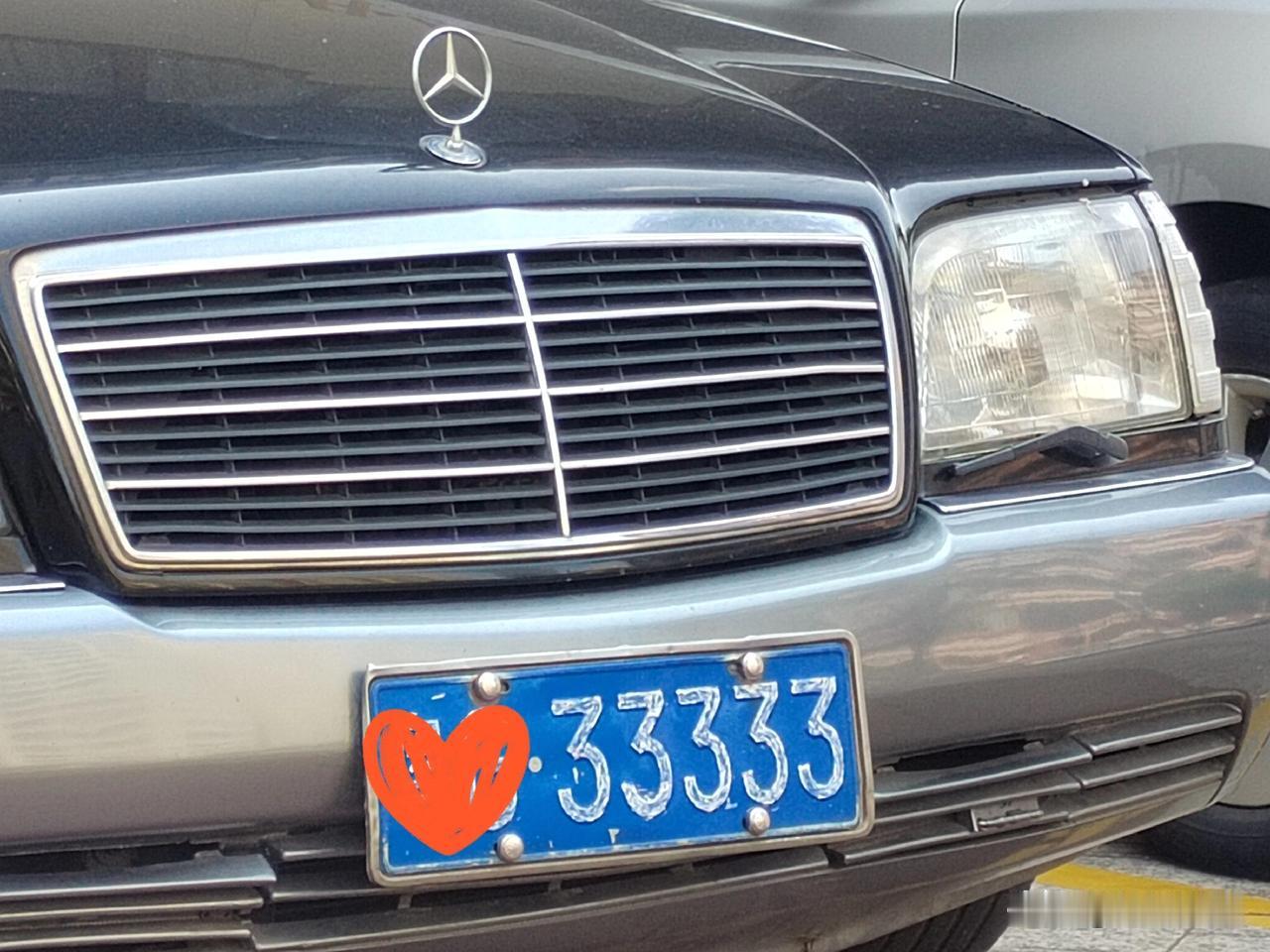 在湛江经开区山海华府一期楼下停车位看到这辆奔驰车，一下子吸引我的眼光，因为它的车