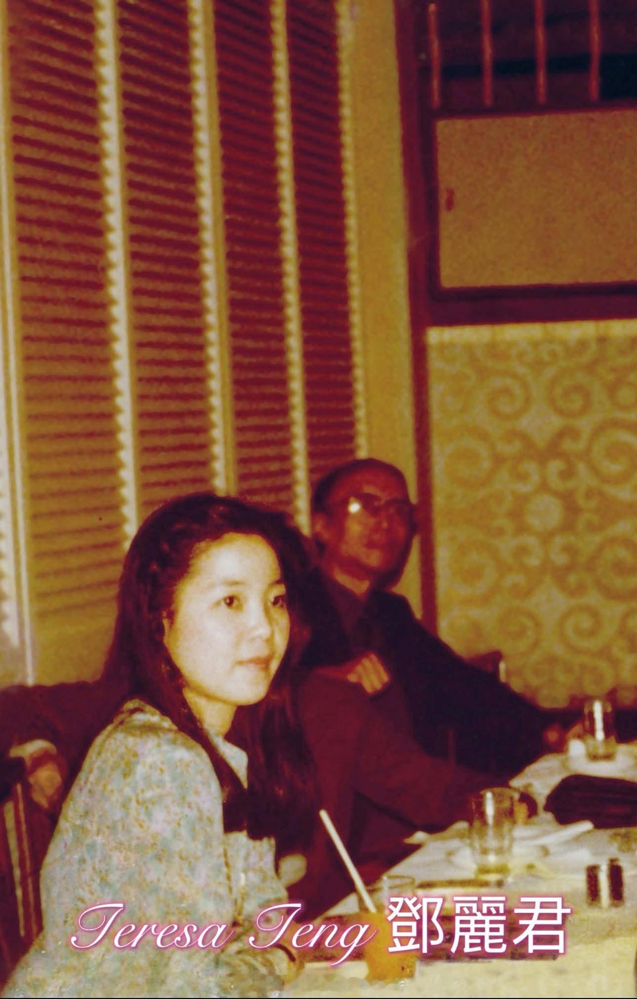 1978年12月，赴港宣传新唱片《一封情书》，顺道灌录宝丽金版本的《小城故事》主