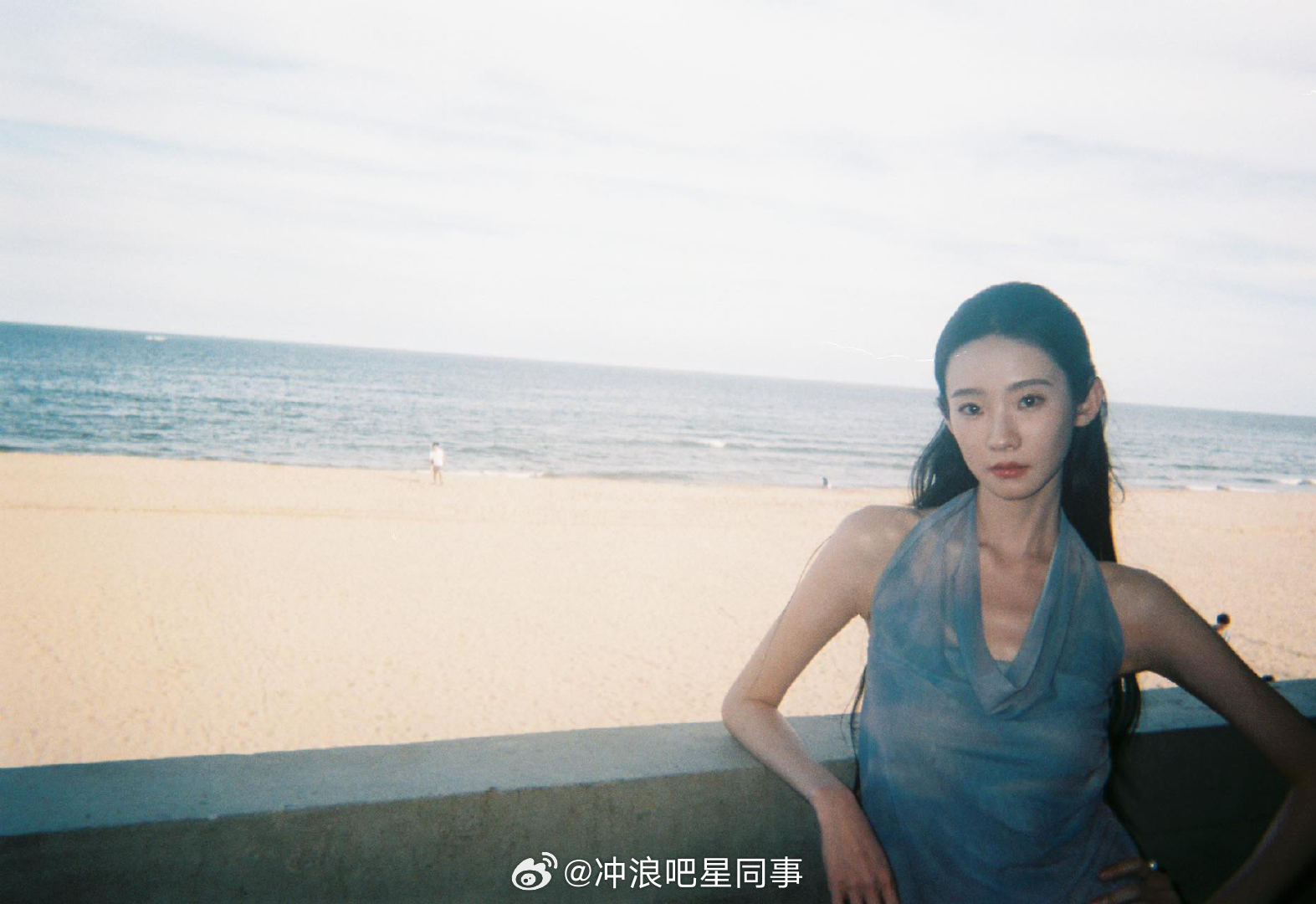 张艺凡把阿那亚胶片洗出来了张艺凡用胶片拍了拍蒋奇明 的镜头也太会抓细节了！在虾米