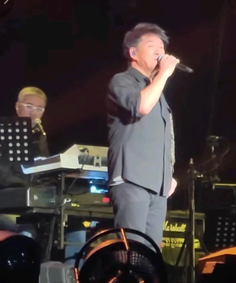 周华健郑州演唱会，上座率爆满，保持了他天王杀手的一贯水准。周华健演唱会的场次安排