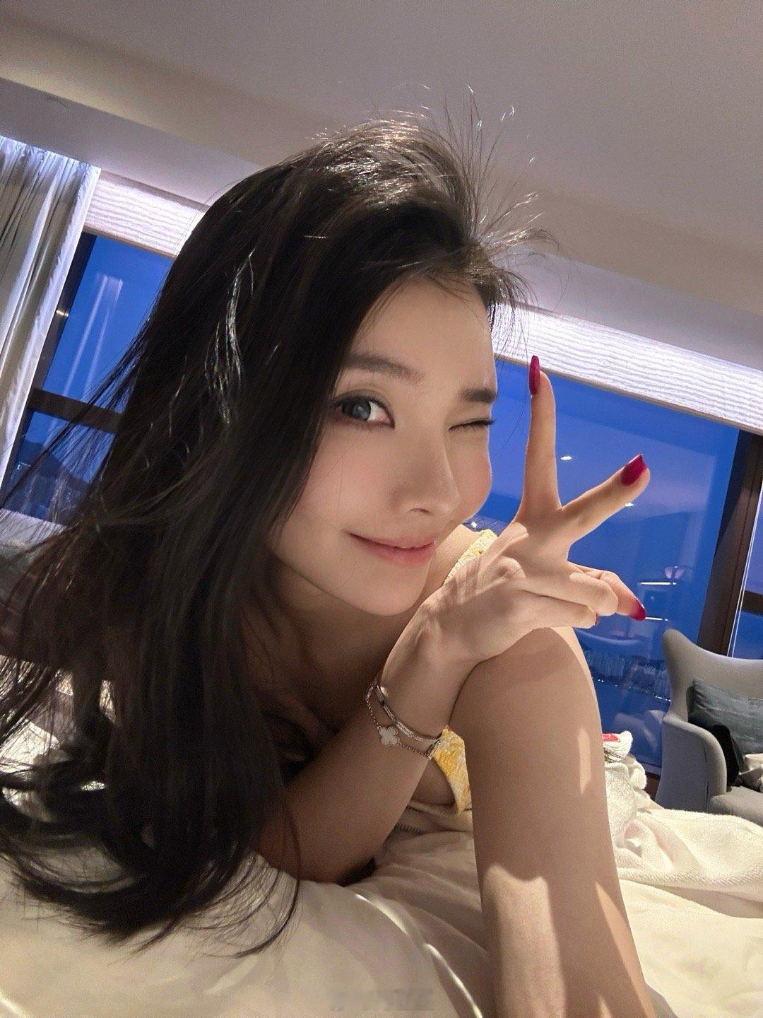 开开心心p图发现一相册剪刀手 救比个耶吧那就✌🏻 ​​​