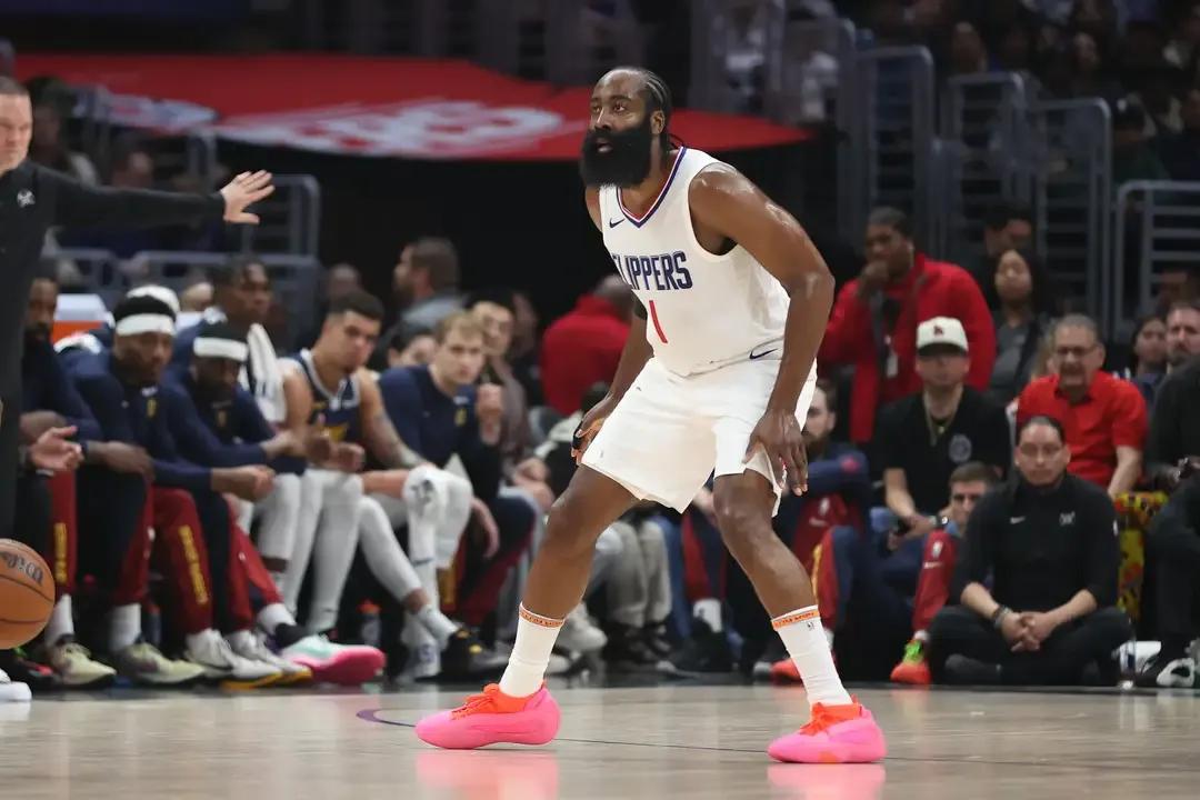 哈登是因为伤病，还是状态下滑，最后一节被卢指导弃用了。
第一，卢指导在接受采访表