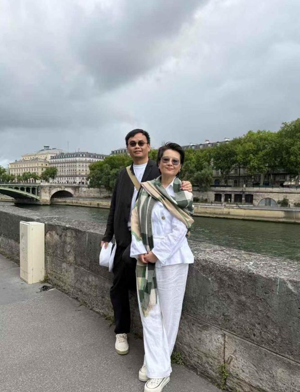她第三次结婚终于遇到真爱了！携夫巴黎度假，暴瘦10斤颜值回春，自信优雅好迷人，竟