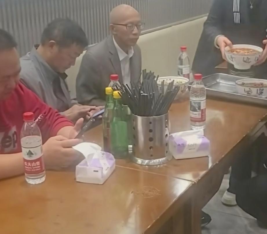 昨天在一位博主的账号视频里看到朱博士和栀葆堂张总去一家米粉店吃米粉了
朱博士还是