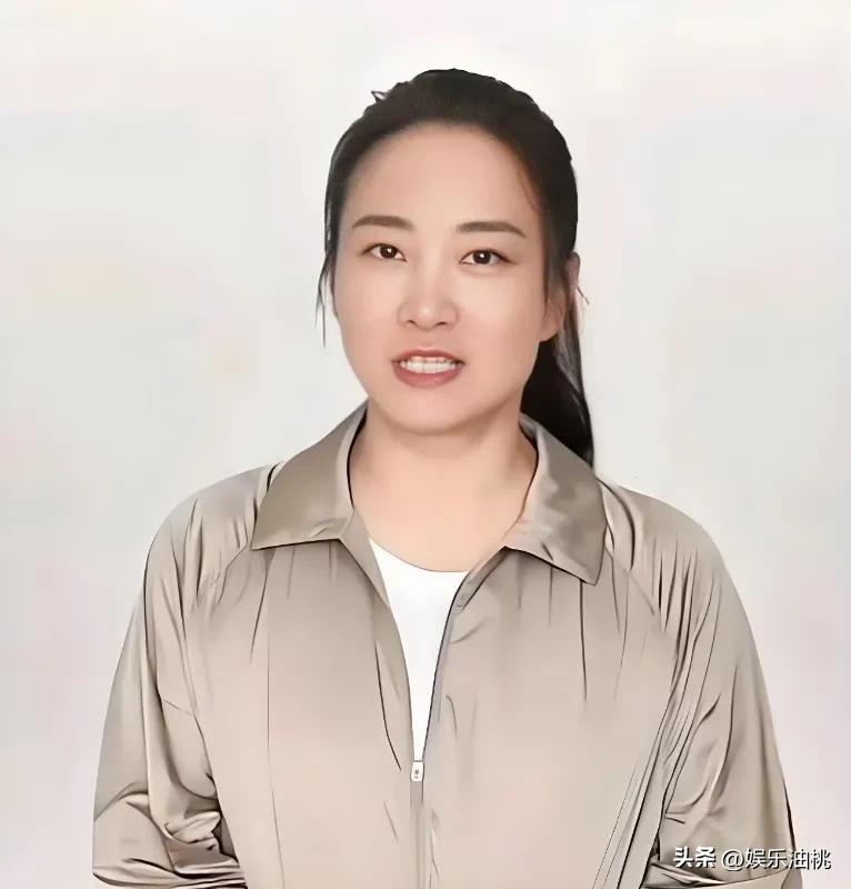 贾玲现在放在人堆里，你能认出是她吗？

贾玲以前胖，从身体健康考虑，减肥无可厚非