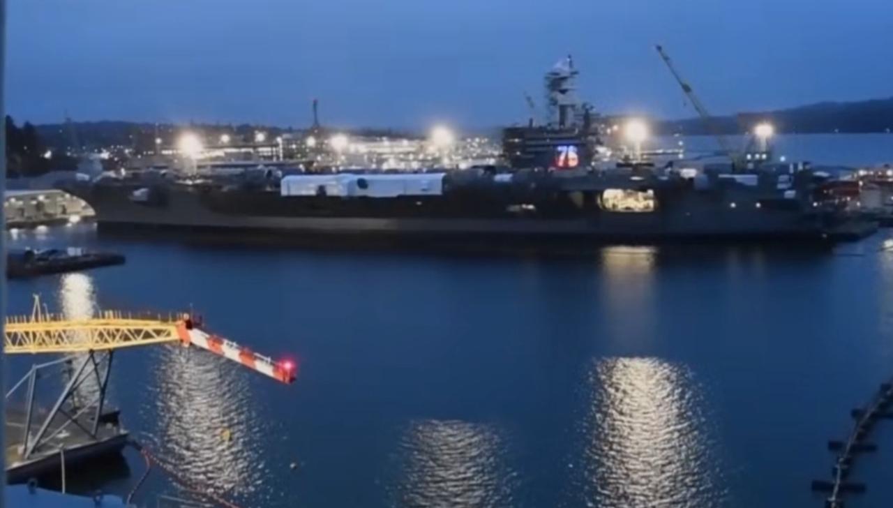 暮色中的港口里，编号76的航母静静停泊，它是美国海军现役最老的航母，即将迎来退役