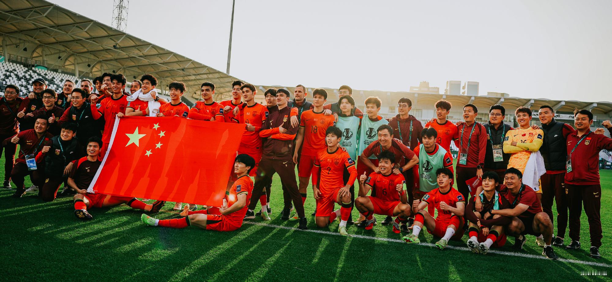 半年之后，又是沙特吉达，再次决胜亚洲之巅。中国足球令人振奋的时候不多，但也正因此