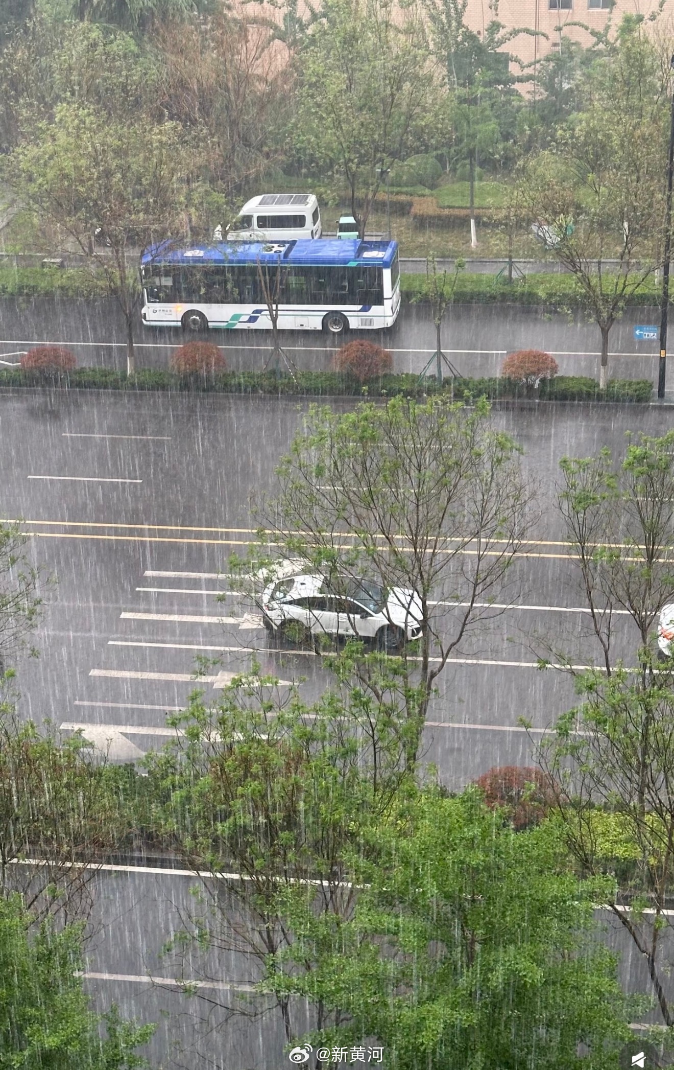 【#济南多地突降急雨#】今天下午，济南多地突降急雨，市民朋友下班路上请注意安全。