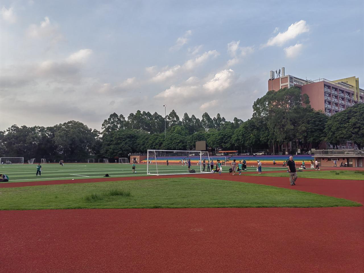 阳光洒满操场，孩子们尽情奔跑，快乐无限！🌞🏃‍♀️🏃‍♂️