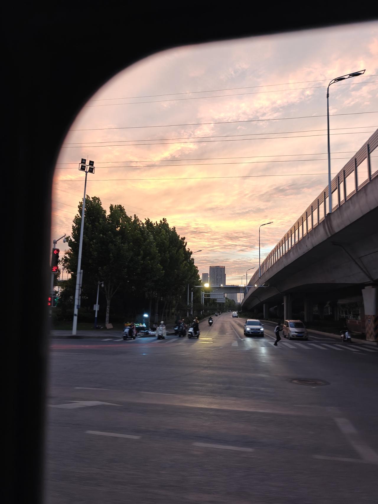 秋日生活打卡季喜欢落日，喜欢夕阳，每一晚的夕阳都不一样。忙碌的生活总是要有点生活