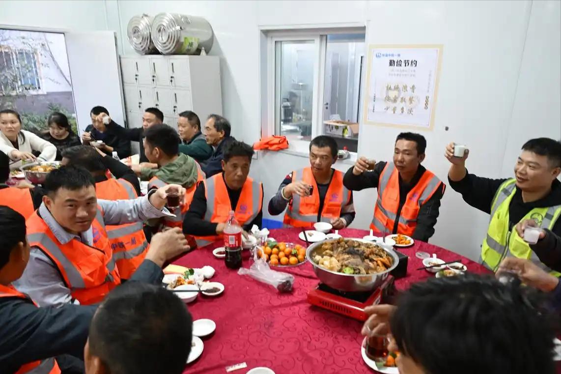 湖北好老板！
湖北这次火了，一个老板请工人吃团圆饭，来了2000人！菜不够，老板