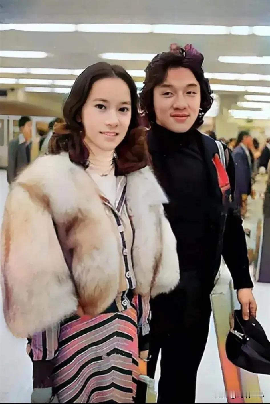 成龙大哥年轻时妥妥的小鲜肉一枚啊，也是万千少女追捧的对象，身边常围绕着一大群美女