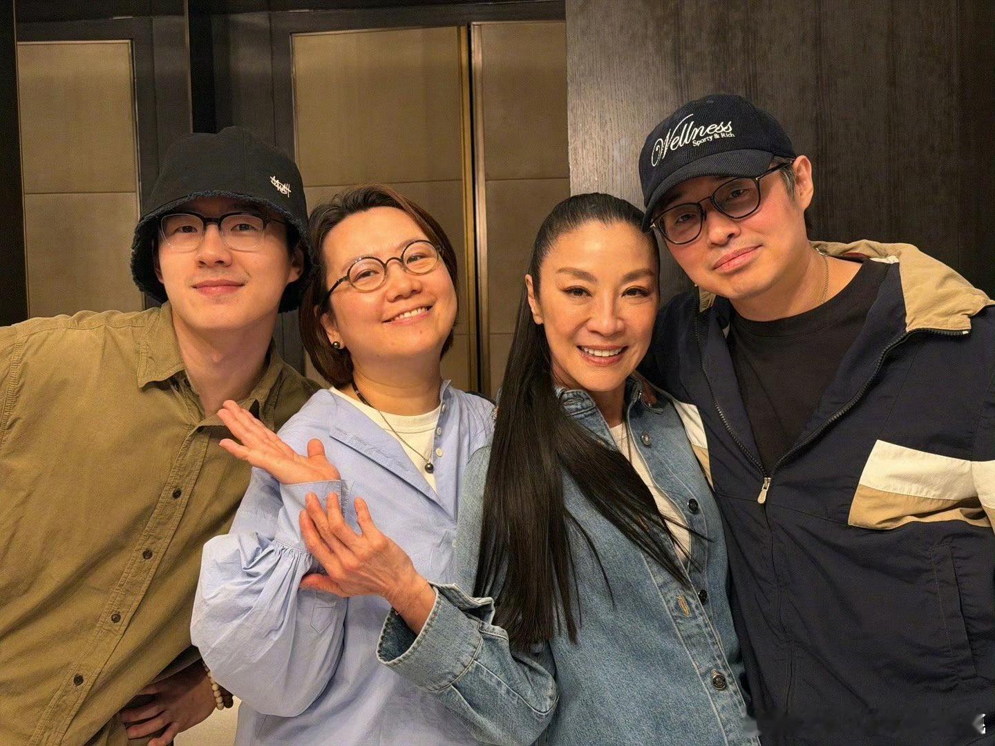 杨紫琼晒魔方小姐主创合照，监制文牧野，导演白雪，还有日天 