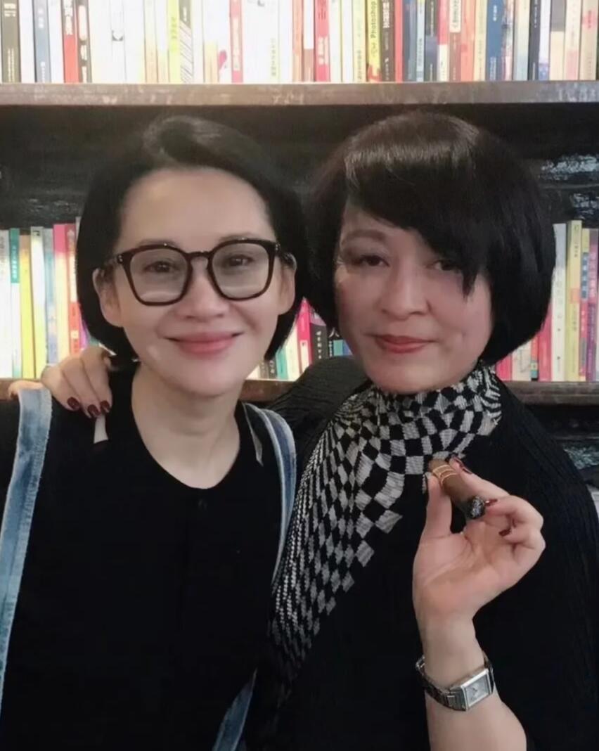 定语从句女王早期照片太有女人味了 