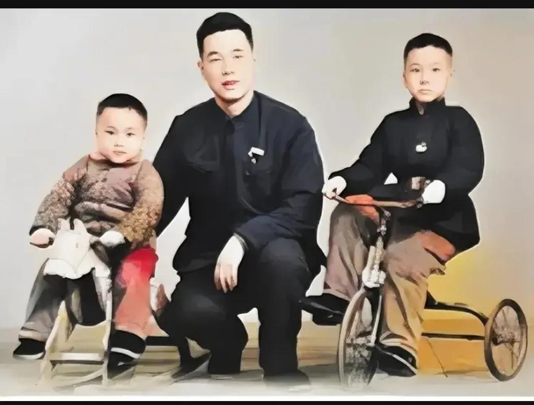 1965年，李鹏和两个儿子，一张罕见的留影中，照片中的他穿着中山装，胸口插着一支