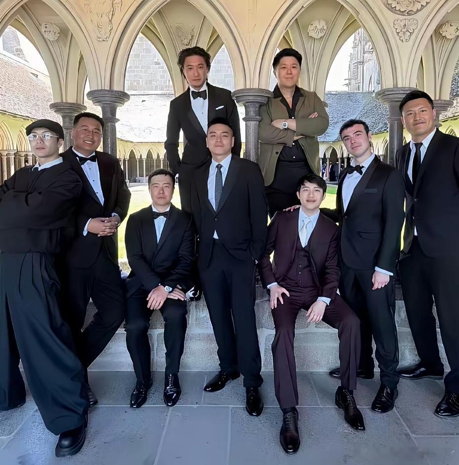 何猷君奚梦瑶婚礼，伴郎团大合影，王嘉尔是唯一的明星，其他的兄弟们都是圈外人！有一