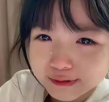 江西九江一个班主任正在办公室批评一个女孩。她问:“你妈妈是做什么工作的？”

江