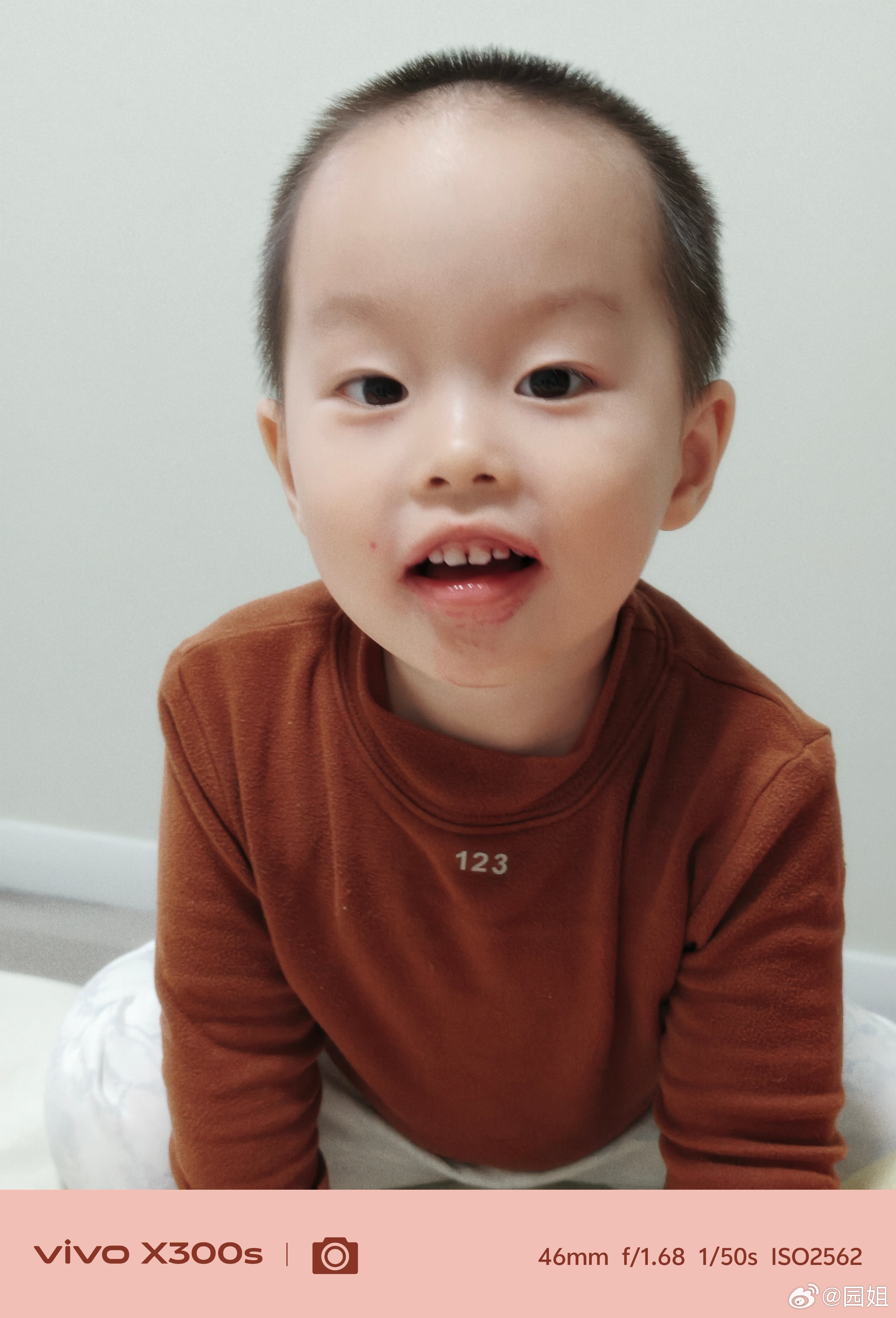 我问：你是不是偷吃火龙果了？海胆：妹吃，我不爱吃！ 