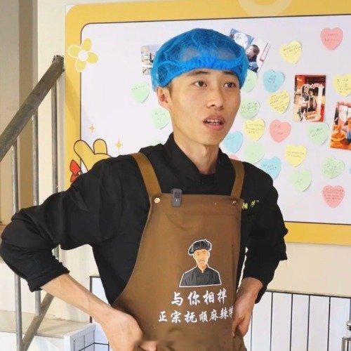 独腿小伙卖麻辣拌逆袭月入翻10倍看看人家一个残障人士，身残志坚，靠着自己的努力养