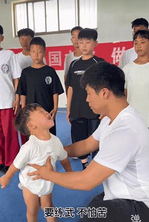 还是穿纸尿裤的宝宝，好厉害!