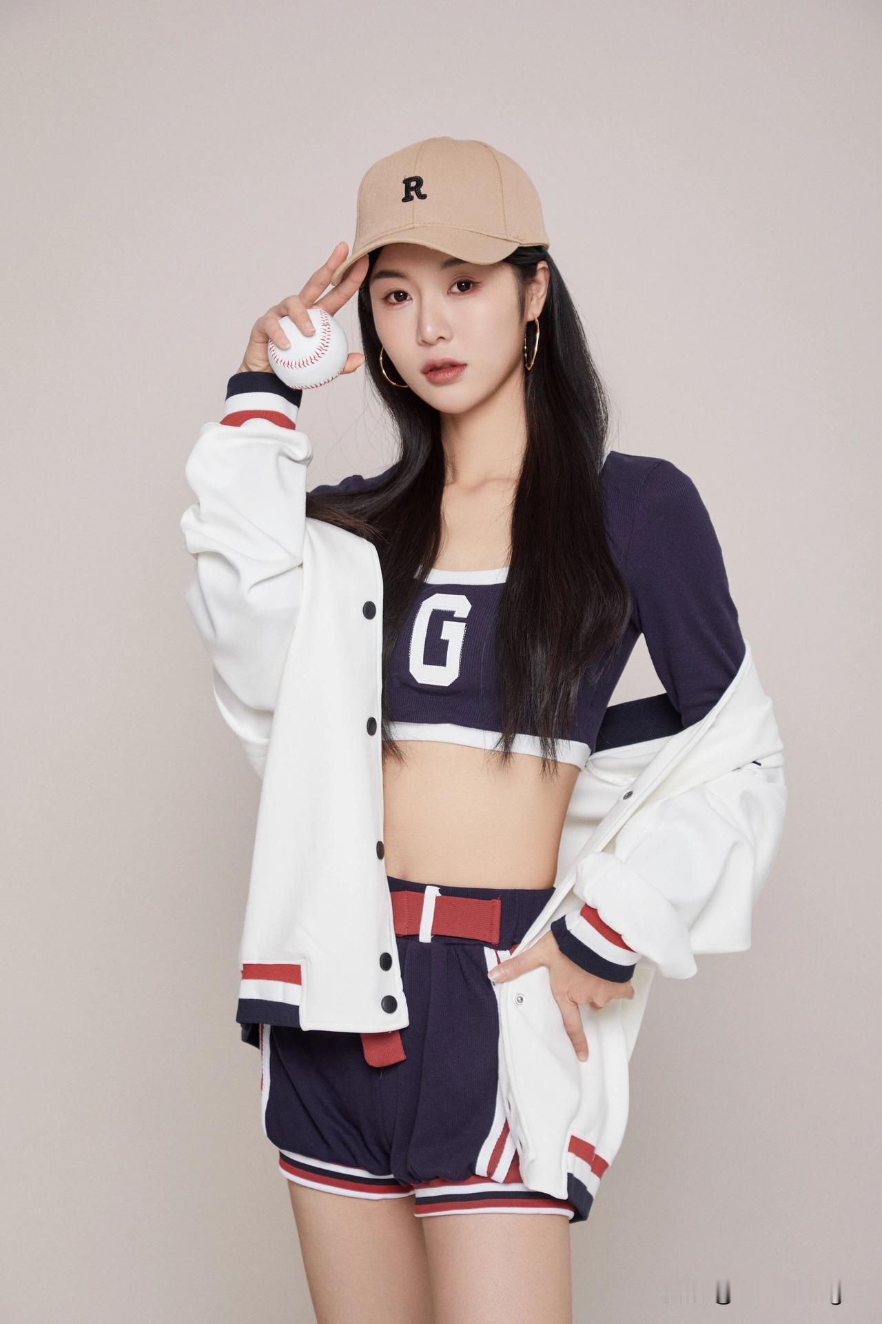 球场英姿飒，棒球少女情。