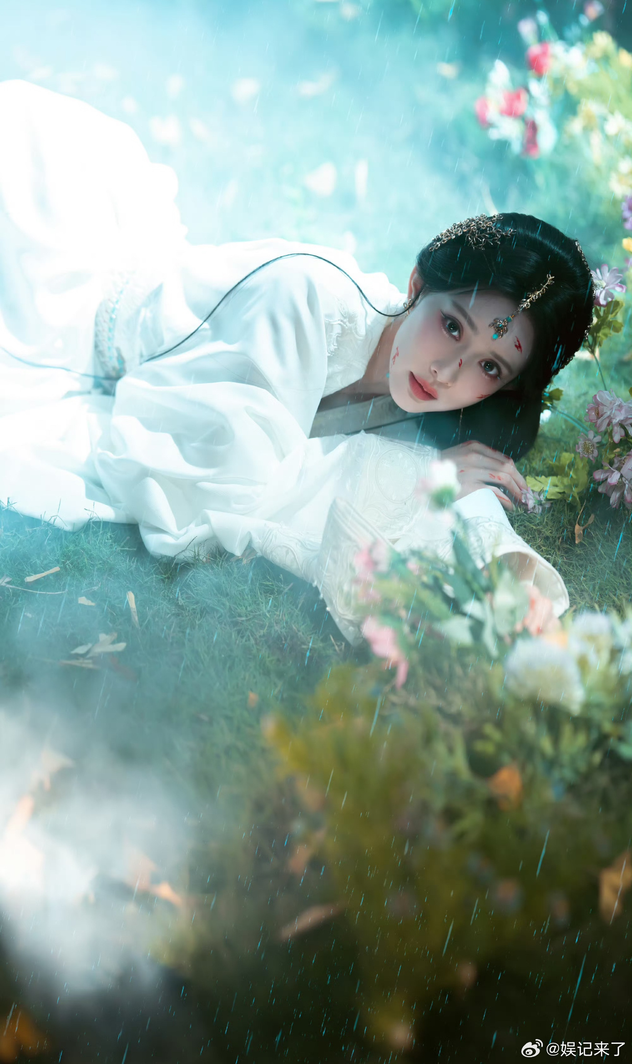 何与孟子义手牵手入场这个入场好甜，好浪漫啊我们百花杀剧宣就这么发力百花杀大爆！ 