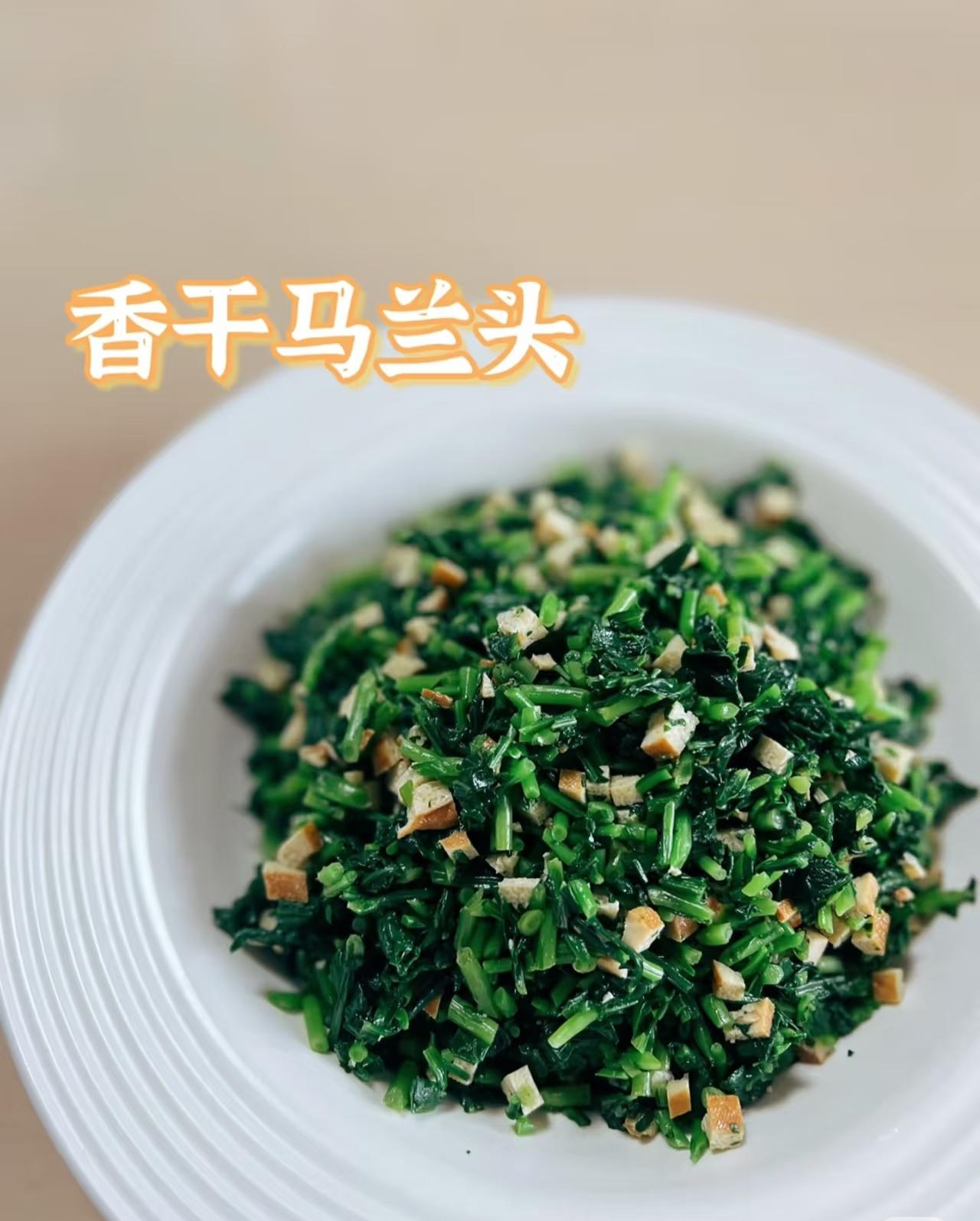 马兰头炖土豆，第一次听说。
看到一位黑龙江的网友质疑浙江网友吃马兰头，认为马兰头