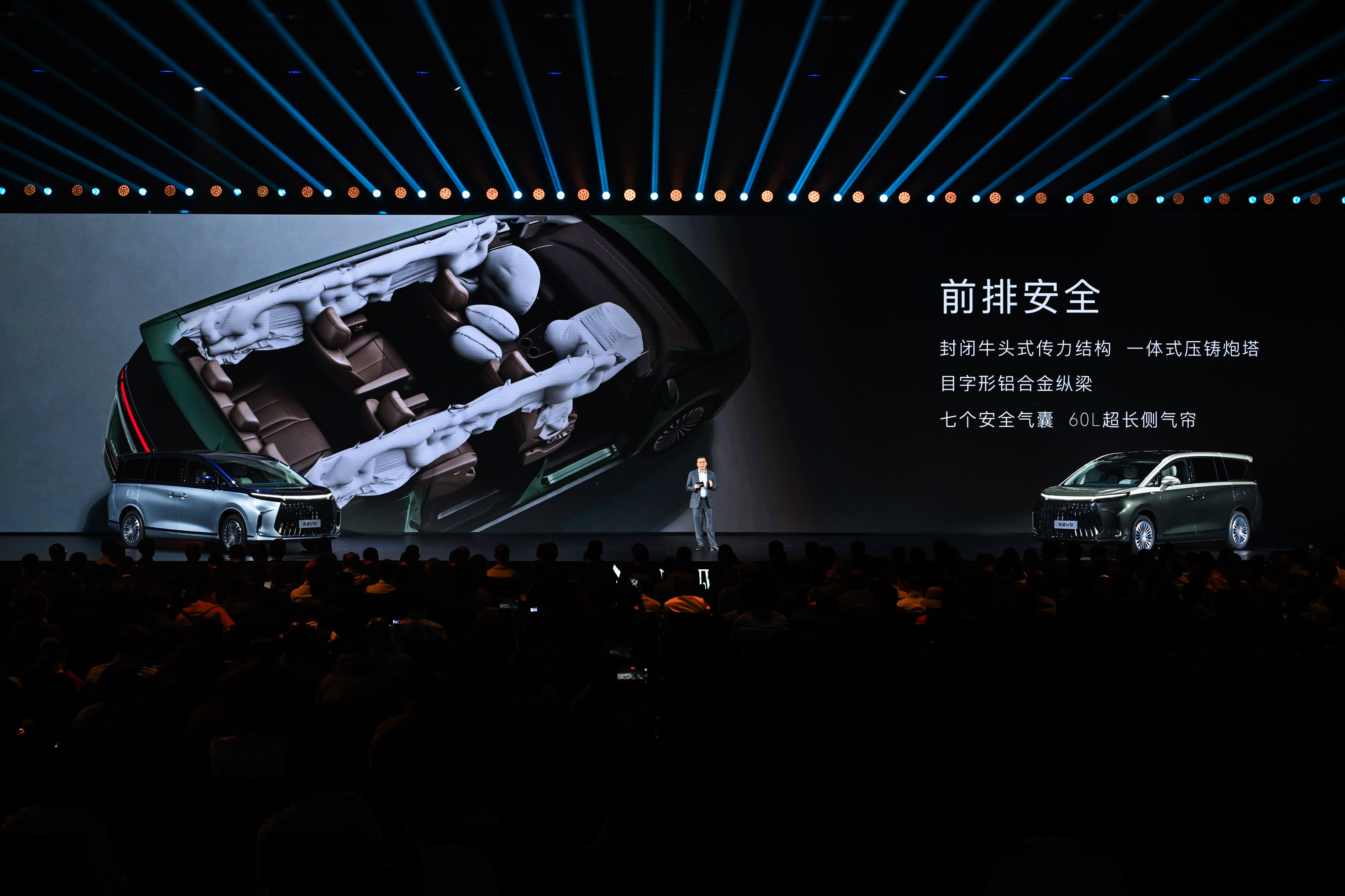 极狐问道V9，这台车把安全预算拉满了。整车用上行业少见的内嵌式通体金属防滚架车身