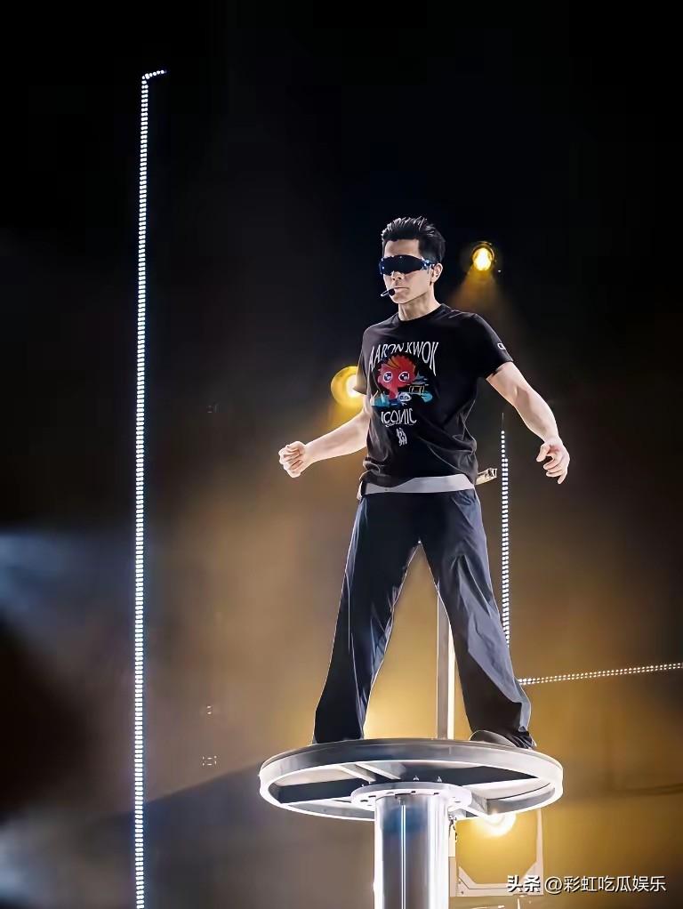 郭富城杭州演唱会引热议，他带着全家老小一起去了杭州，方媛三个女儿岳父岳母菲佣都去