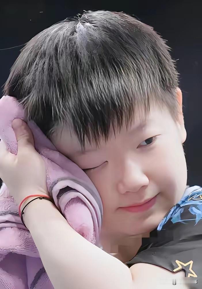 资本这回真该明白，砸钱造星那套，在硬核实力面前不堪一击。孙颖莎的国民度，那是一拍