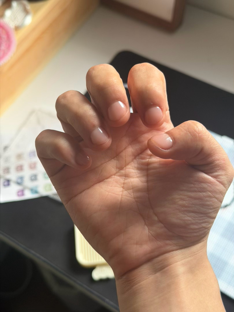 今天给我的小金饼换了个绳子，还做了美甲