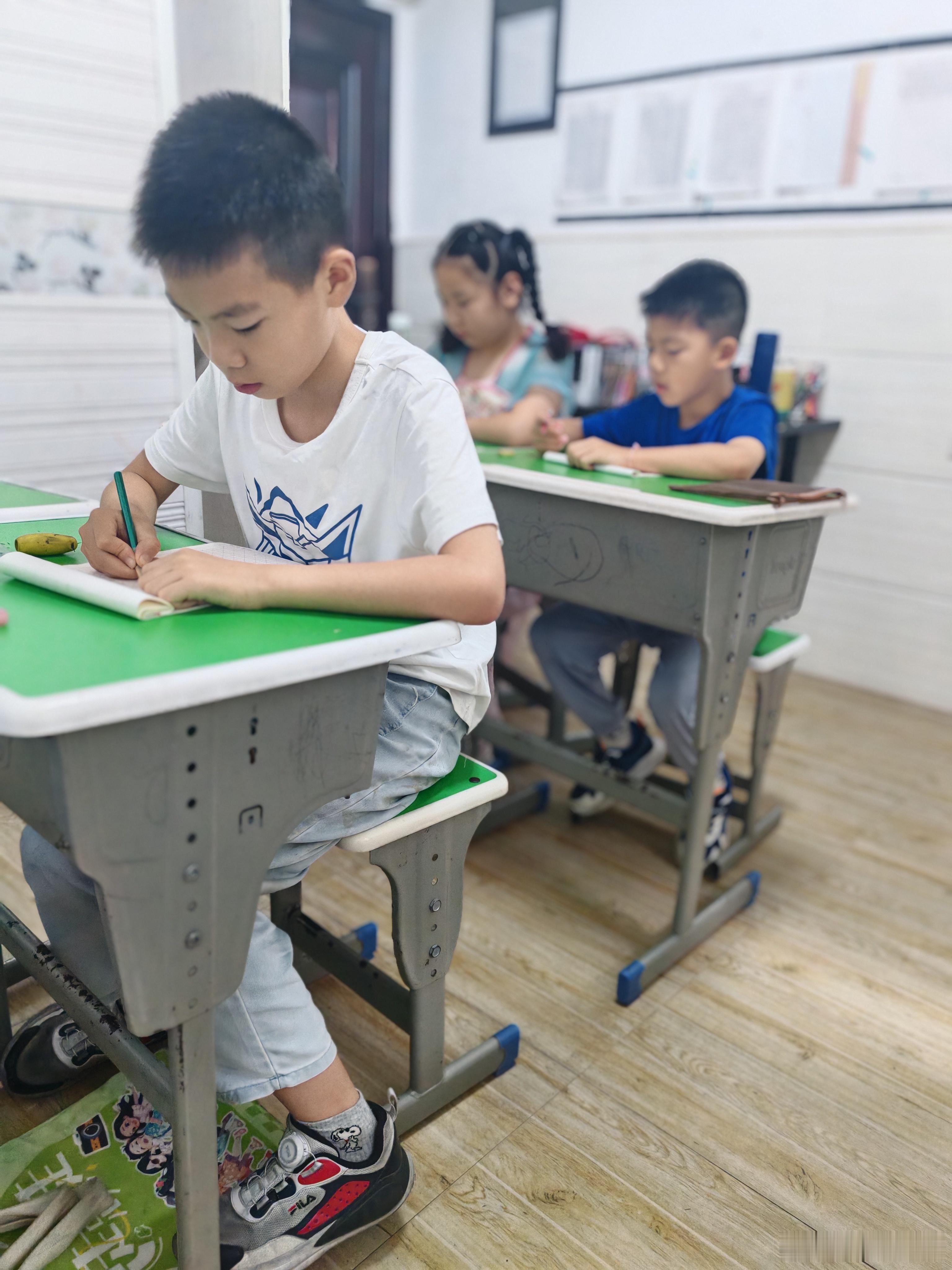 早安，一早已开启工作，小朋友伏案静心书写。看似重复的日常，藏着孩子一点一滴的成长