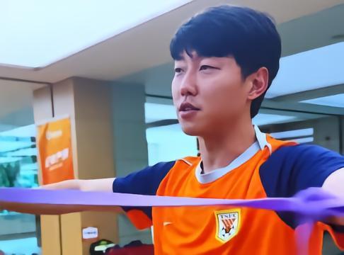 山东泰山的“硬核战士”高准翼，在社交媒体上甩出一段康复训练的趣味日常，还不忘俏皮