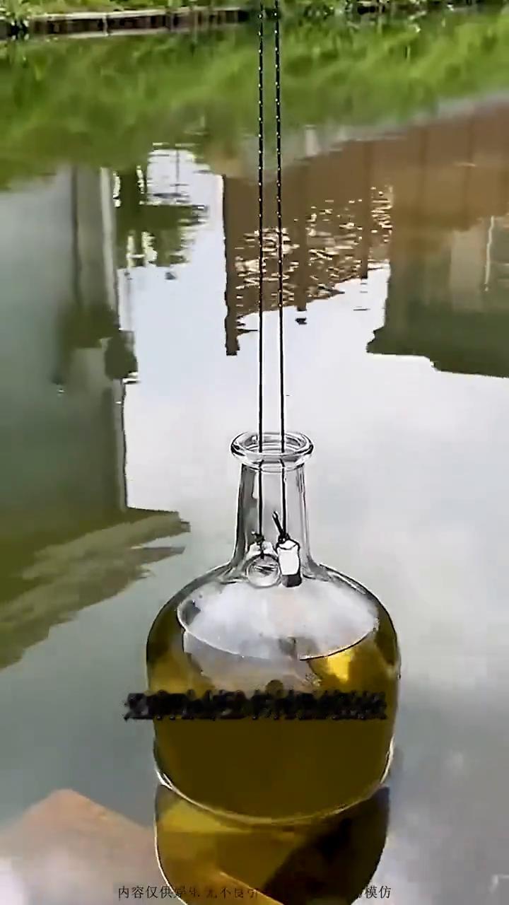 多数人都不知道的小妙招，看完立马就能用上。
·绳子绑上两个螺母，再伸进瓶子里面，