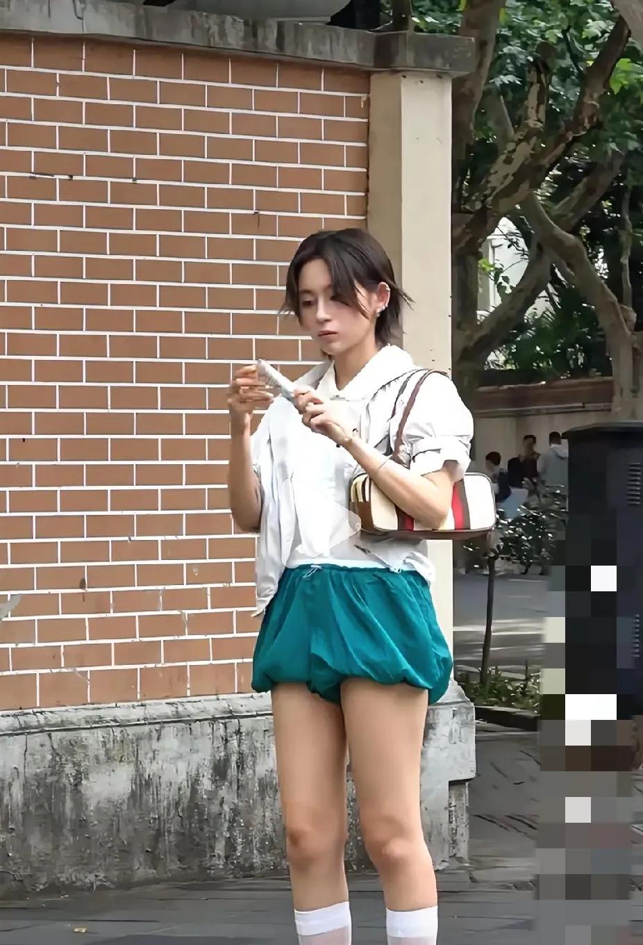 今年女生流行的短裤，像不像以前老头的大裤衩子[what]