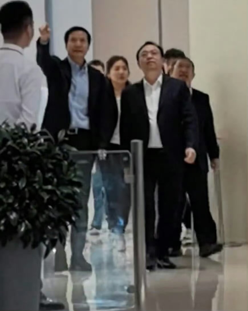 雷军带王传福参观小米工厂就怕王传福大手一挥，借几条生产线给雷军造车[二哈] ​​