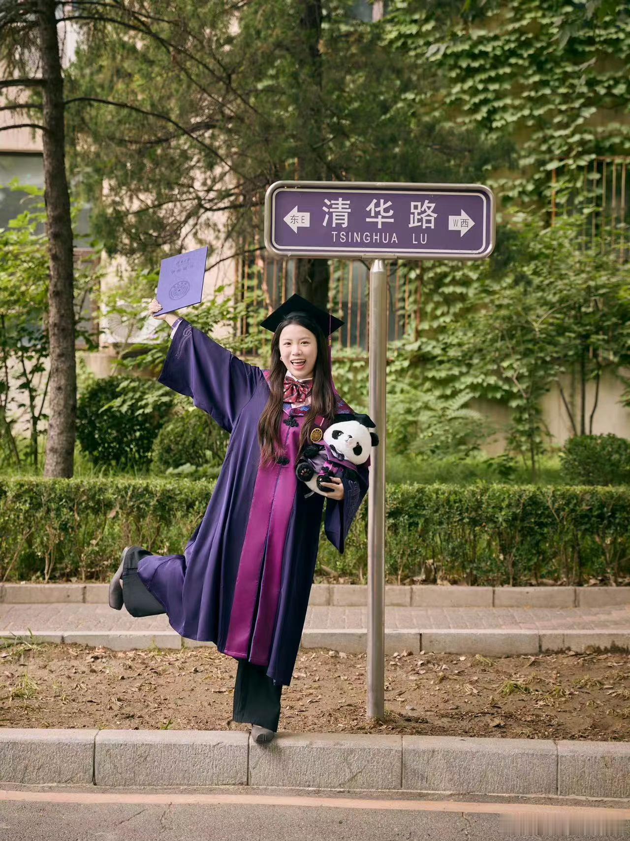 #奥运冠军杨倩清华大学毕业#杨倩真的太厉害了，毕业快乐🎉优秀的人真的让我侧目 