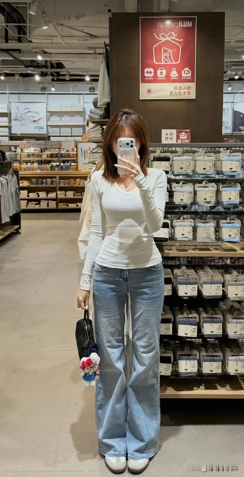 在商场试衣服，拍个自拍！