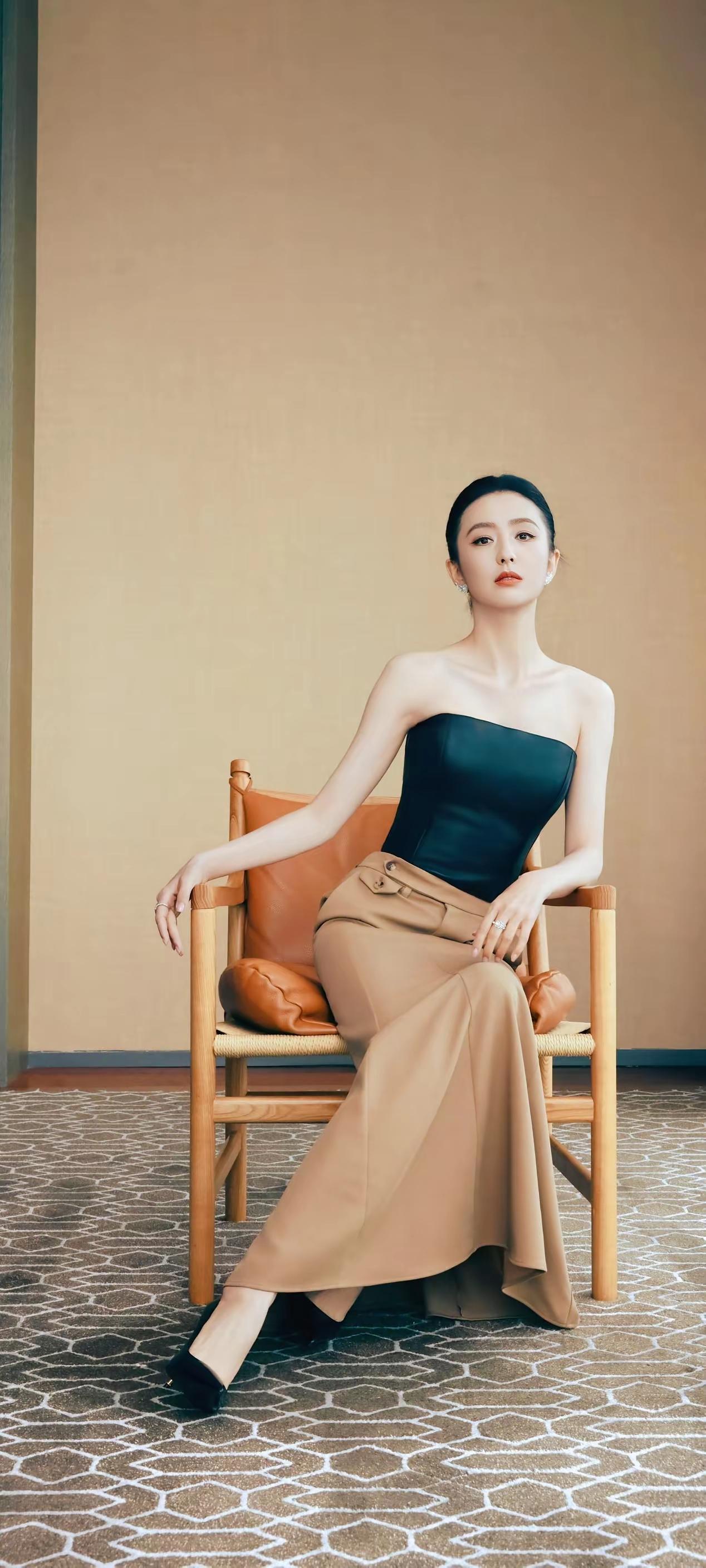 优雅气质，黑白配穿搭，简约而不失时尚感。一张照片打卡北京 为什么漂亮的女人喜欢裙