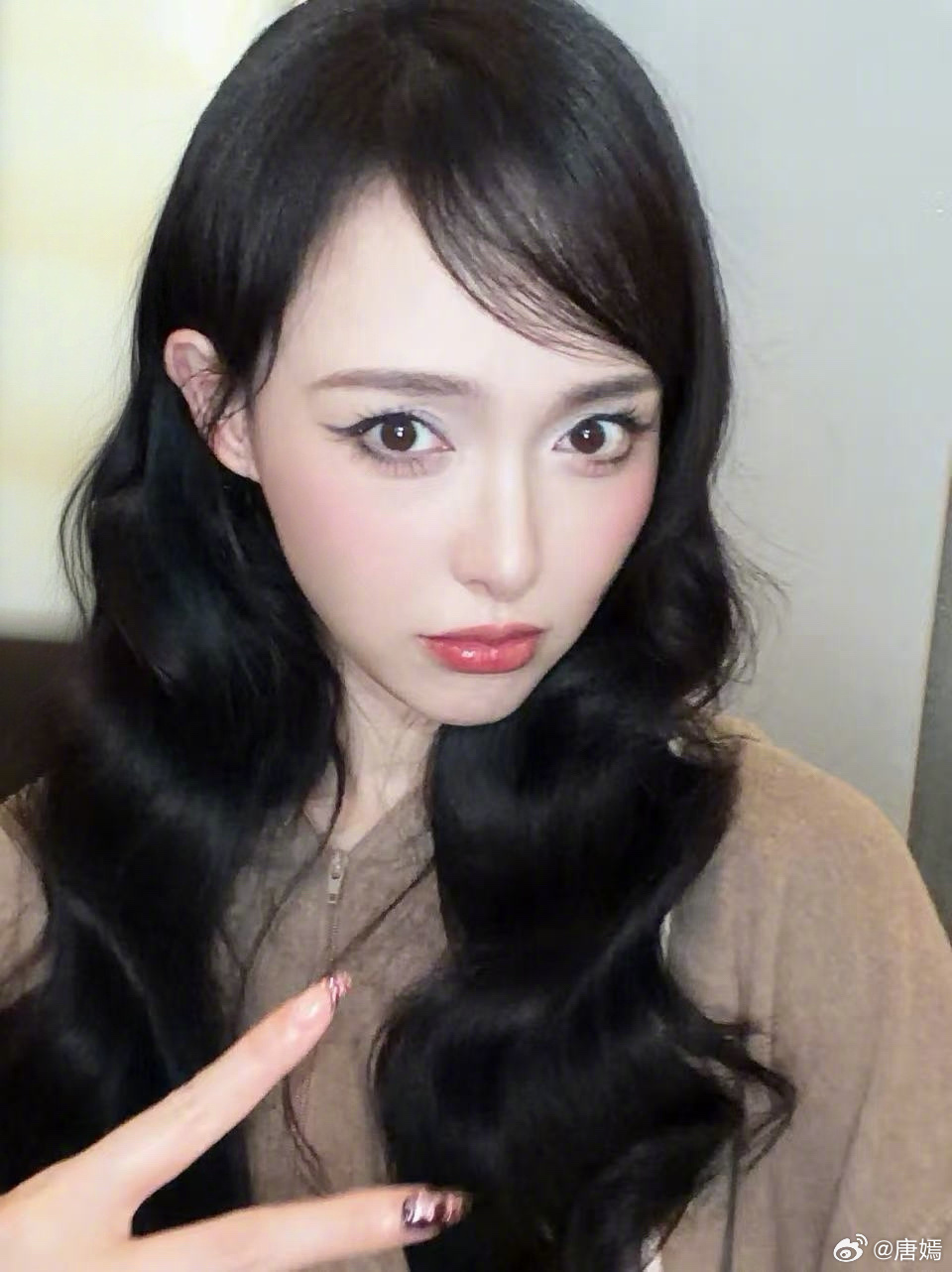 唐嫣秀美甲正确方式漂亮姐姐自拍梦回千禧年的感觉美图太多了 今天的相册也被喂的肥嘟