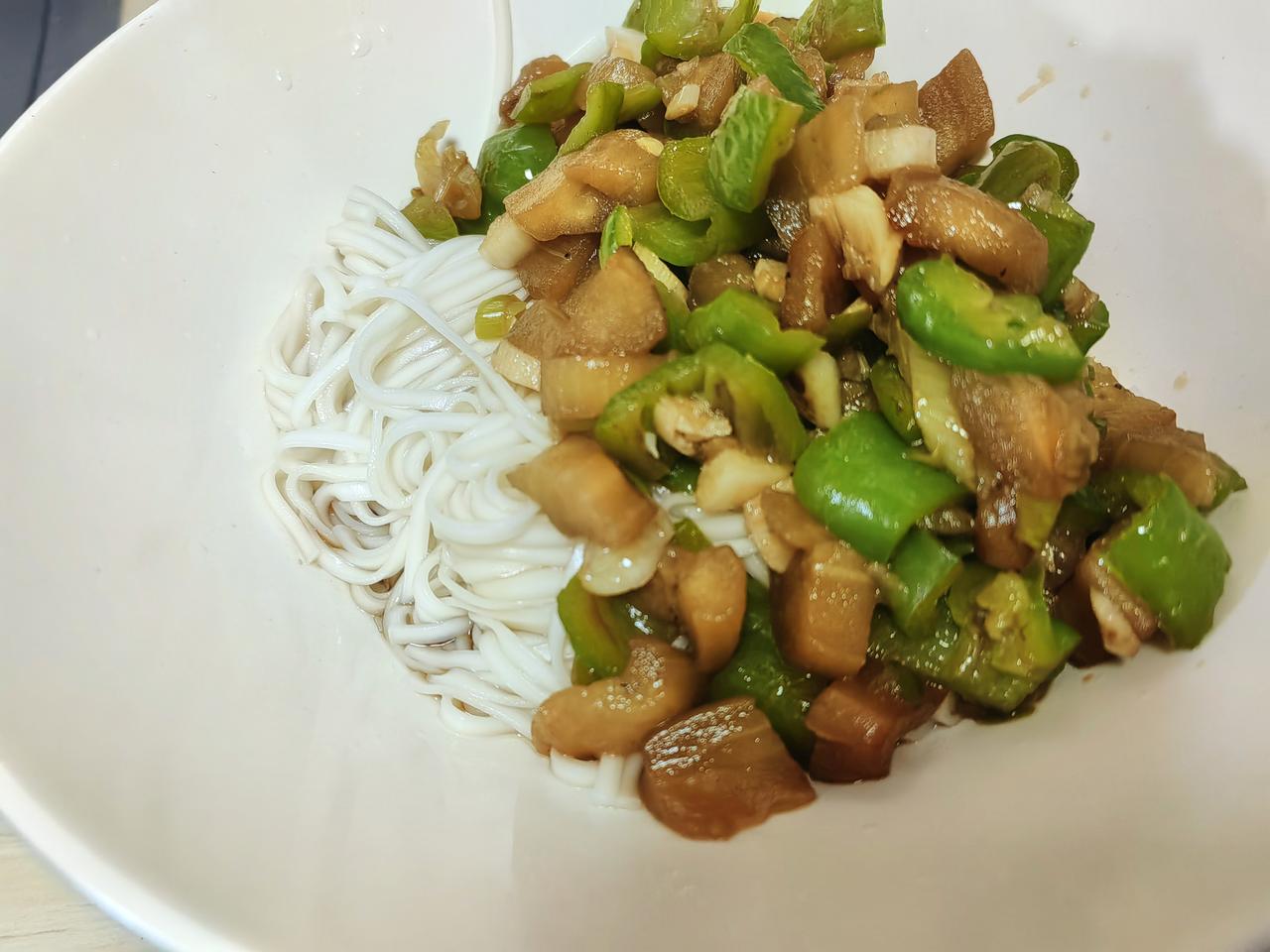 换个吃法。茄丁青椒盖浇面。