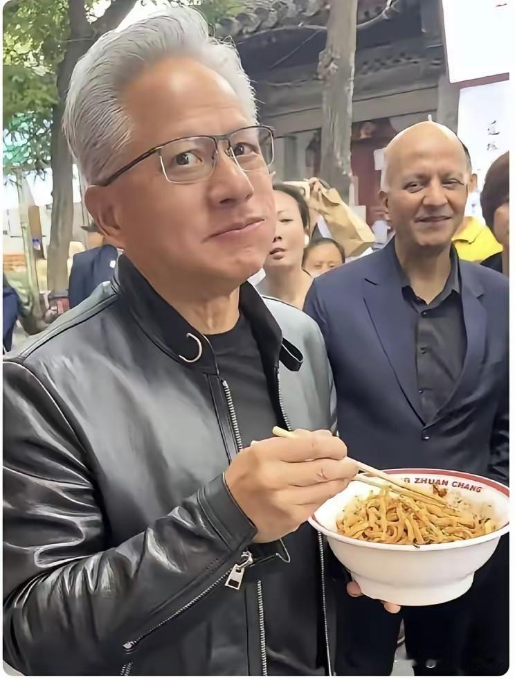 火了！黄仁勋现身街头吃杂酱面，网友一句调侃，直接笑翻全网🔥
 
火了！黄仁勋现