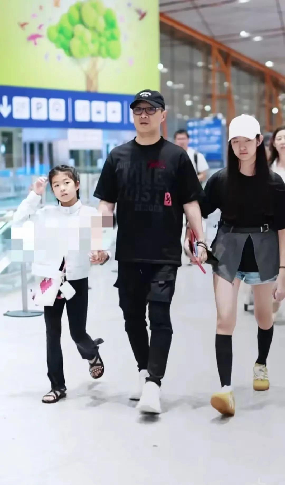 汪峰带俩女儿回京，尽显温馨亲子时光
 
近日，汪峰带大女儿小苹果和醒醒国外旅游后