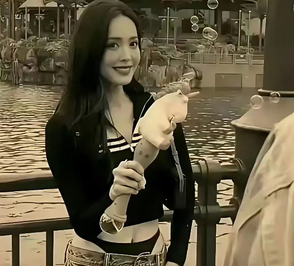 娜扎穿得原来是这条裤子，当年都被喷成啥样了 