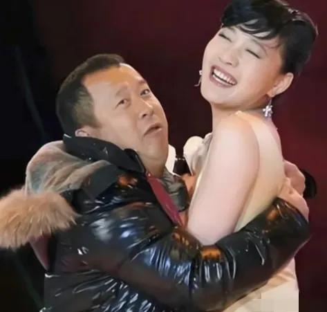 2013年曾志伟60大寿，儿媳张可蕙当众跟苗侨伟贴面吻、还发照炫耀；曾志伟当场发